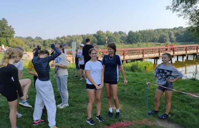 Było gorąco. Szczególnie za sprawą wyjątkowo, naprawdę letniej upalnej aury jak i atmosfery panującej tego dnia w Parku Ekologicznym w Pasłęku. Pierwsza sportowa impreza tego roku szkolnego – Mistrzostwa Powiatu Elbląskiego w Biegach Przełajowych 13.09.2023 r. już za nami.  Licząca 33 osoby reprezentacja naszej szkoły, godnie stawiła czoła drużynom m.in. z: Młynar, Rogajn, Rychlik, Godkowa, Tolkmicka, Pilony oraz zawodnikom szkół  SP 1 i SP 3 z Pasłęka.