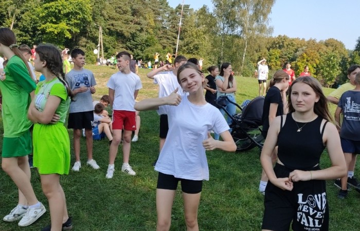 Było gorąco. Szczególnie za sprawą wyjątkowo, naprawdę letniej upalnej aury jak i atmosfery panującej tego dnia w Parku Ekologicznym w Pasłęku. Pierwsza sportowa impreza tego roku szkolnego – Mistrzostwa Powiatu Elbląskiego w Biegach Przełajowych 13.09.2023 r. już za nami.  Licząca 33 osoby reprezentacja naszej szkoły, godnie stawiła czoła drużynom m.in. z: Młynar, Rogajn, Rychlik, Godkowa, Tolkmicka, Pilony oraz zawodnikom szkół  SP 1 i SP 3 z Pasłęka.