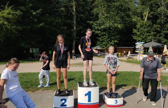 Było gorąco. Szczególnie za sprawą wyjątkowo, naprawdę letniej upalnej aury jak i atmosfery panującej tego dnia w Parku Ekologicznym w Pasłęku. Pierwsza sportowa impreza tego roku szkolnego – Mistrzostwa Powiatu Elbląskiego w Biegach Przełajowych 13.09.2023 r. już za nami.  Licząca 33 osoby reprezentacja naszej szkoły, godnie stawiła czoła drużynom m.in. z: Młynar, Rogajn, Rychlik, Godkowa, Tolkmicka, Pilony oraz zawodnikom szkół  SP 1 i SP 3 z Pasłęka.