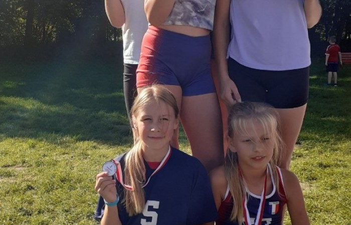 21 września 2023 r. w Parku Miejskim Bażantarnia w Elblągu zostały przeprowadzone Mistrzostwa Powiatu Elbląskiego młodzieży szkolnej w Sztafetowych Biegach Przełajowych. Naszą szkołę reprezentowały dwie grupy dziewcząt w składzie:
Szuniewicz Lidia                                        Szarszunowicz Laura
Buska Kaja                                                  Hołub Maja
Kędzierska Lena                                         Rudzińska Wiktoria
Wiśniewska Emilia                                     Demczak Anna
Mikołajka Julia                                           Gromala Lena
Krawczyk Blanka                                        Sokołowska Zuzanna
                                                                     Kalinowska Hanna.
 Jedna grupa dziewcząt z klas 4-6, jak i druga grupa dziewcząt z klas 7-8 osiągnęły ogromy sukces zajmując pierwsze miejsca. 
Wszystkim uczestniczkom zawodów dziękujemy i gratulujemy sportowych sukcesów.            