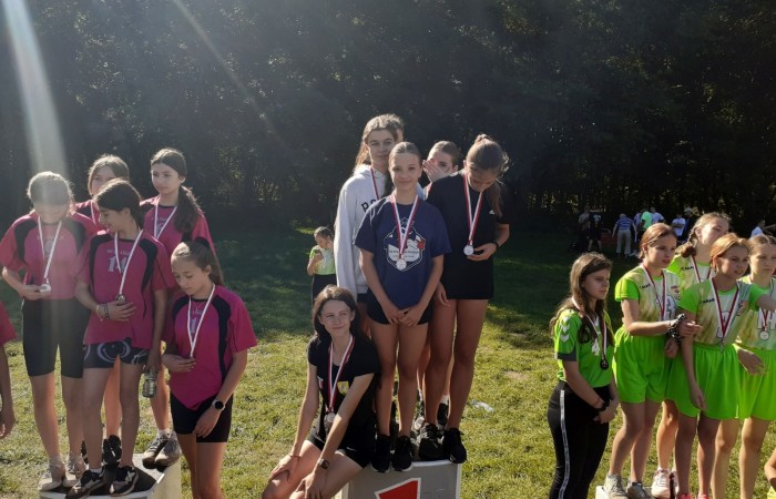 21 września 2023 r. w Parku Miejskim Bażantarnia w Elblągu zostały przeprowadzone Mistrzostwa Powiatu Elbląskiego młodzieży szkolnej w Sztafetowych Biegach Przełajowych. Naszą szkołę reprezentowały dwie grupy dziewcząt w składzie:
Szuniewicz Lidia                                        Szarszunowicz Laura
Buska Kaja                                                  Hołub Maja
Kędzierska Lena                                         Rudzińska Wiktoria
Wiśniewska Emilia                                     Demczak Anna
Mikołajka Julia                                           Gromala Lena
Krawczyk Blanka                                        Sokołowska Zuzanna
                                                                     Kalinowska Hanna.
 Jedna grupa dziewcząt z klas 4-6, jak i druga grupa dziewcząt z klas 7-8 osiągnęły ogromy sukces zajmując pierwsze miejsca. 
Wszystkim uczestniczkom zawodów dziękujemy i gratulujemy sportowych sukcesów.            