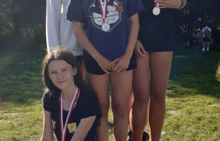 21 września 2023 r. w Parku Miejskim Bażantarnia w Elblągu zostały przeprowadzone Mistrzostwa Powiatu Elbląskiego młodzieży szkolnej w Sztafetowych Biegach Przełajowych. Naszą szkołę reprezentowały dwie grupy dziewcząt w składzie:
Szuniewicz Lidia                                        Szarszunowicz Laura
Buska Kaja                                                  Hołub Maja
Kędzierska Lena                                         Rudzińska Wiktoria
Wiśniewska Emilia                                     Demczak Anna
Mikołajka Julia                                           Gromala Lena
Krawczyk Blanka                                        Sokołowska Zuzanna
                                                                     Kalinowska Hanna.
 Jedna grupa dziewcząt z klas 4-6, jak i druga grupa dziewcząt z klas 7-8 osiągnęły ogromy sukces zajmując pierwsze miejsca. 
Wszystkim uczestniczkom zawodów dziękujemy i gratulujemy sportowych sukcesów.            