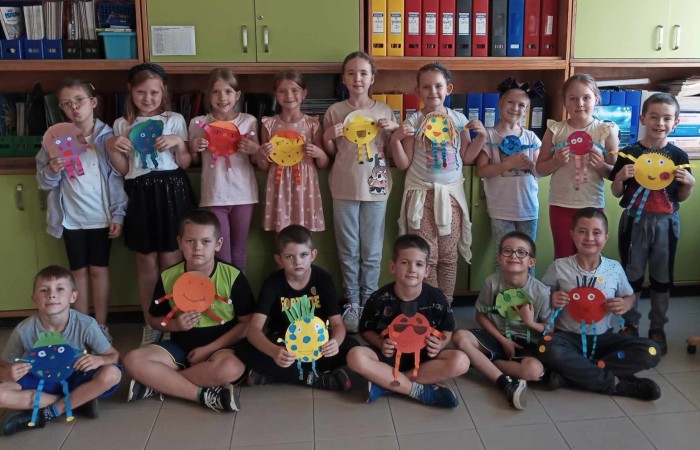 15 września w naszej szkole zaroiło się od kropek. Pełno było grochów, groszków, piegów, a to wszystko za sprawą Międzynarodowego Dnia Kropki. I choć stroje były piękne, to nie one odgrywały najważniejszą rolę, bo przecież jest to święto kreatywności, pomysłowości, a także odwagi do podejmowania działania. Wszystko zaczęło się od dziewczynki o imieniu Vashti, której życie całkowicie odmieniła mała kropka. Historia ta niezmiennie uświadamia nam, że każdy ma jakieś ukryte zdolności, talent. A nasze kropkowe talenty możecie zobaczyć na zdjęciach. Było kolorowo, kropkowo i radośnie.