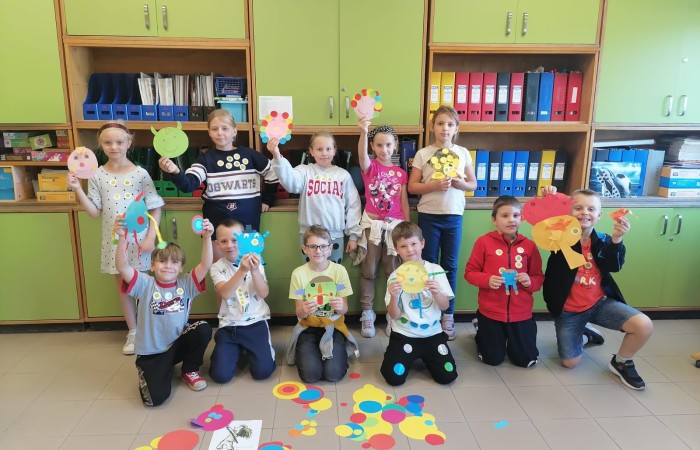 15 września w naszej szkole zaroiło się od kropek. Pełno było grochów, groszków, piegów, a to wszystko za sprawą Międzynarodowego Dnia Kropki. I choć stroje były piękne, to nie one odgrywały najważniejszą rolę, bo przecież jest to święto kreatywności, pomysłowości, a także odwagi do podejmowania działania. Wszystko zaczęło się od dziewczynki o imieniu Vashti, której życie całkowicie odmieniła mała kropka. Historia ta niezmiennie uświadamia nam, że każdy ma jakieś ukryte zdolności, talent. A nasze kropkowe talenty możecie zobaczyć na zdjęciach. Było kolorowo, kropkowo i radośnie.