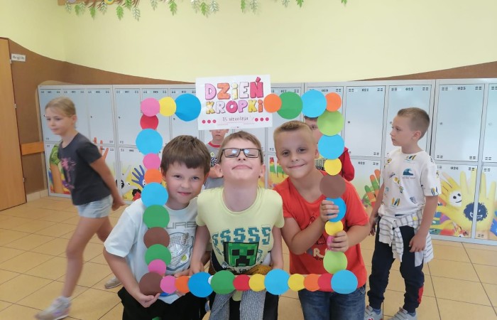 15 września w naszej szkole zaroiło się od kropek. Pełno było grochów, groszków, piegów, a to wszystko za sprawą Międzynarodowego Dnia Kropki. I choć stroje były piękne, to nie one odgrywały najważniejszą rolę, bo przecież jest to święto kreatywności, pomysłowości, a także odwagi do podejmowania działania. Wszystko zaczęło się od dziewczynki o imieniu Vashti, której życie całkowicie odmieniła mała kropka. Historia ta niezmiennie uświadamia nam, że każdy ma jakieś ukryte zdolności, talent. A nasze kropkowe talenty możecie zobaczyć na zdjęciach. Było kolorowo, kropkowo i radośnie.