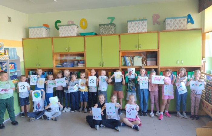 15 września w naszej szkole zaroiło się od kropek. Pełno było grochów, groszków, piegów, a to wszystko za sprawą Międzynarodowego Dnia Kropki. I choć stroje były piękne, to nie one odgrywały najważniejszą rolę, bo przecież jest to święto kreatywności, pomysłowości, a także odwagi do podejmowania działania. Wszystko zaczęło się od dziewczynki o imieniu Vashti, której życie całkowicie odmieniła mała kropka. Historia ta niezmiennie uświadamia nam, że każdy ma jakieś ukryte zdolności, talent. A nasze kropkowe talenty możecie zobaczyć na zdjęciach. Było kolorowo, kropkowo i radośnie.