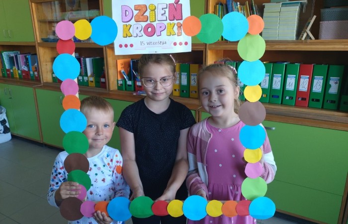 15 września w naszej szkole zaroiło się od kropek. Pełno było grochów, groszków, piegów, a to wszystko za sprawą Międzynarodowego Dnia Kropki. I choć stroje były piękne, to nie one odgrywały najważniejszą rolę, bo przecież jest to święto kreatywności, pomysłowości, a także odwagi do podejmowania działania. Wszystko zaczęło się od dziewczynki o imieniu Vashti, której życie całkowicie odmieniła mała kropka. Historia ta niezmiennie uświadamia nam, że każdy ma jakieś ukryte zdolności, talent. A nasze kropkowe talenty możecie zobaczyć na zdjęciach. Było kolorowo, kropkowo i radośnie.