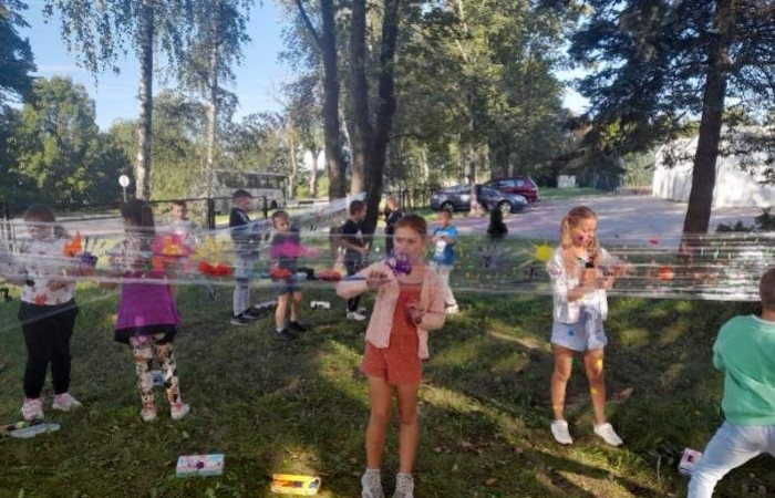 15 września w naszej szkole zaroiło się od kropek. Pełno było grochów, groszków, piegów, a to wszystko za sprawą Międzynarodowego Dnia Kropki. I choć stroje były piękne, to nie one odgrywały najważniejszą rolę, bo przecież jest to święto kreatywności, pomysłowości, a także odwagi do podejmowania działania. Wszystko zaczęło się od dziewczynki o imieniu Vashti, której życie całkowicie odmieniła mała kropka. Historia ta niezmiennie uświadamia nam, że każdy ma jakieś ukryte zdolności, talent. A nasze kropkowe talenty możecie zobaczyć na zdjęciach. Było kolorowo, kropkowo i radośnie.