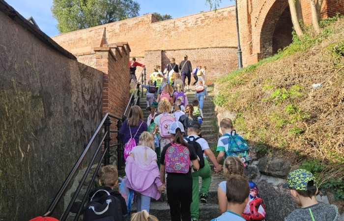 27 września uczniowie klas 1-3 wybrali się na pieszą wycieczkę do kina. Tam z kolei czekała nas podróż, tym razem pociągiem, a to za sprawą sympatycznego psa o imieniu Lampo. Brzmi znajomo? Pewnie tak, ponieważ film, który oglądaliśmy nosi tytuł: „O psie, który jeździł koleją”. Jest to wspaniała, ciepła historia, pełna wzlotów i upadków, przekładających się na prawdziwą lekcję na temat dobra, przyjaźni i empatii. Żeby przekonać się o tym na własnej skórze, nie pozostaje Wam nic innego jak ruszyć do kina. 