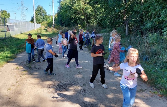 Akcja „Sprzątanie Świata”
W ostatnim tygodniu września, w ramach akcji „Sprzątania Świata”, uczniowie naszej szkoły zakasali rękawy, wzięli się do pracy i usunęli śmieci zalegające w najbliższej okolicy. W efekcie wokół zapanował porządek, za co nasza Ziemia jest z pewnością wdzięczna. 
