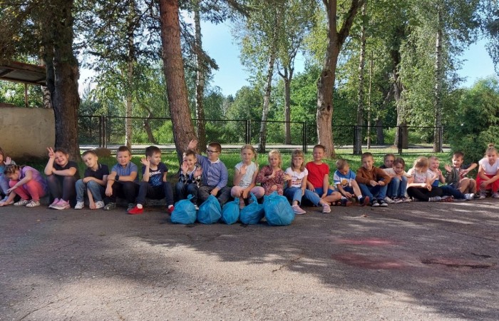 Akcja „Sprzątanie Świata”
W ostatnim tygodniu września, w ramach akcji „Sprzątania Świata”, uczniowie naszej szkoły zakasali rękawy, wzięli się do pracy i usunęli śmieci zalegające w najbliższej okolicy. W efekcie wokół zapanował porządek, za co nasza Ziemia jest z pewnością wdzięczna. 
