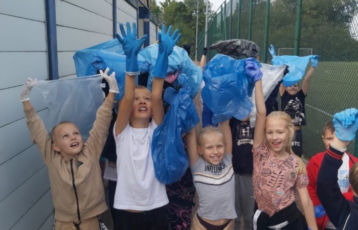 Akcja „Sprzątanie Świata”
W ostatnim tygodniu września, w ramach akcji „Sprzątania Świata”, uczniowie naszej szkoły zakasali rękawy, wzięli się do pracy i usunęli śmieci zalegające w najbliższej okolicy. W efekcie wokół zapanował porządek, za co nasza Ziemia jest z pewnością wdzięczna. 
