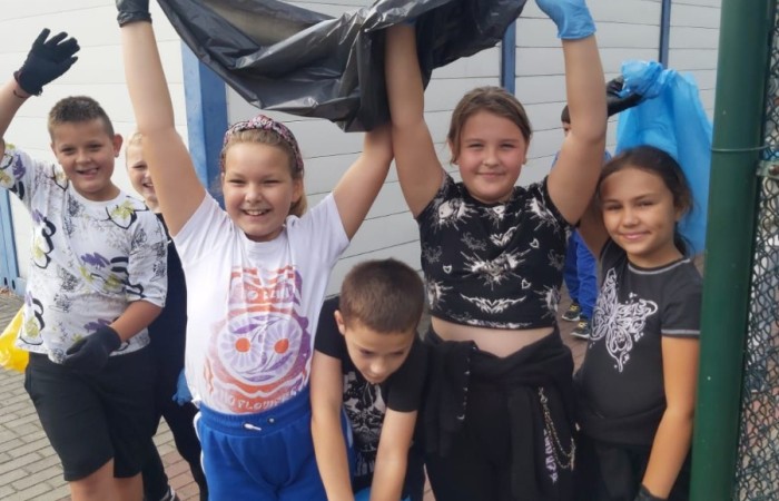 Akcja „Sprzątanie Świata”
W ostatnim tygodniu września, w ramach akcji „Sprzątania Świata”, uczniowie naszej szkoły zakasali rękawy, wzięli się do pracy i usunęli śmieci zalegające w najbliższej okolicy. W efekcie wokół zapanował porządek, za co nasza Ziemia jest z pewnością wdzięczna. 
