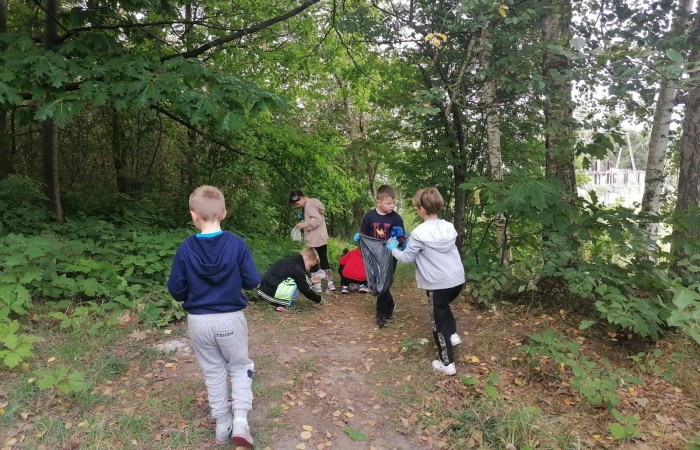 Akcja „Sprzątanie Świata”
W ostatnim tygodniu września, w ramach akcji „Sprzątania Świata”, uczniowie naszej szkoły zakasali rękawy, wzięli się do pracy i usunęli śmieci zalegające w najbliższej okolicy. W efekcie wokół zapanował porządek, za co nasza Ziemia jest z pewnością wdzięczna. 
