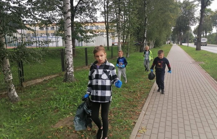 Akcja „Sprzątanie Świata”
W ostatnim tygodniu września, w ramach akcji „Sprzątania Świata”, uczniowie naszej szkoły zakasali rękawy, wzięli się do pracy i usunęli śmieci zalegające w najbliższej okolicy. W efekcie wokół zapanował porządek, za co nasza Ziemia jest z pewnością wdzięczna. 
