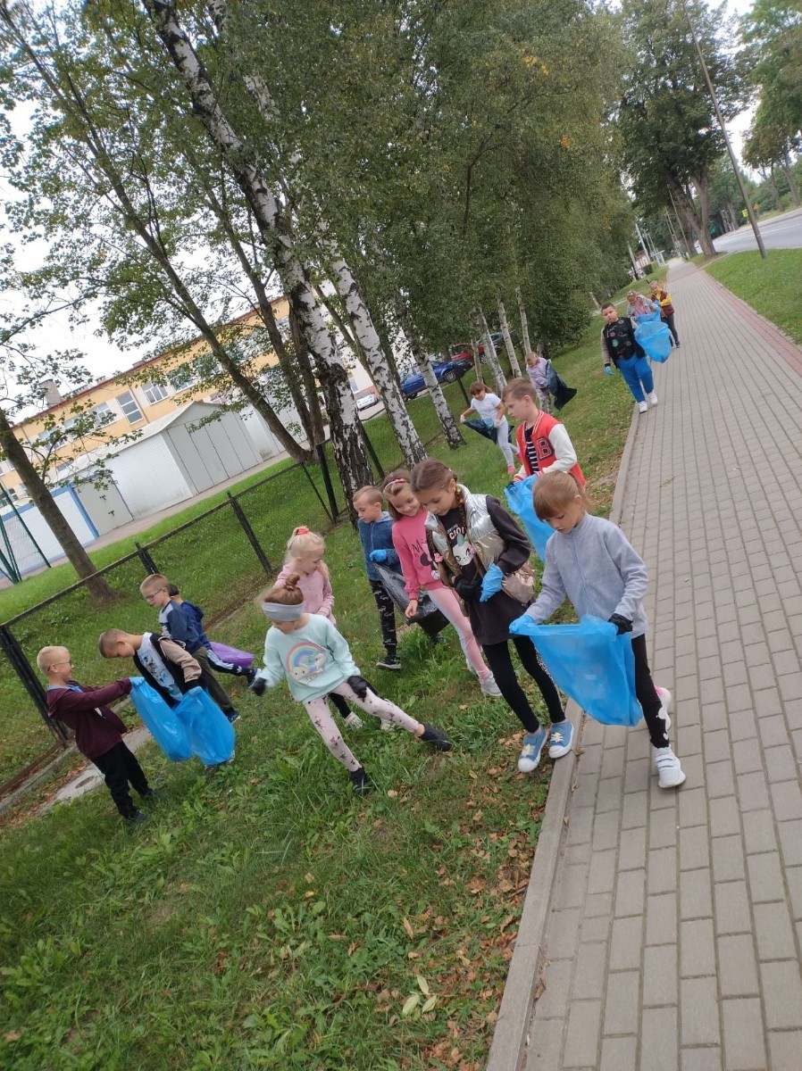 Akcja „Sprzątanie Świata”
W ostatnim tygodniu września, w ramach akcji „Sprzątania Świata”, uczniowie naszej szkoły zakasali rękawy, wzięli się do pracy i usunęli śmieci zalegające w najbliższej okolicy. W efekcie wokół zapanował porządek, za co nasza Ziemia jest z pewnością wdzięczna. 
