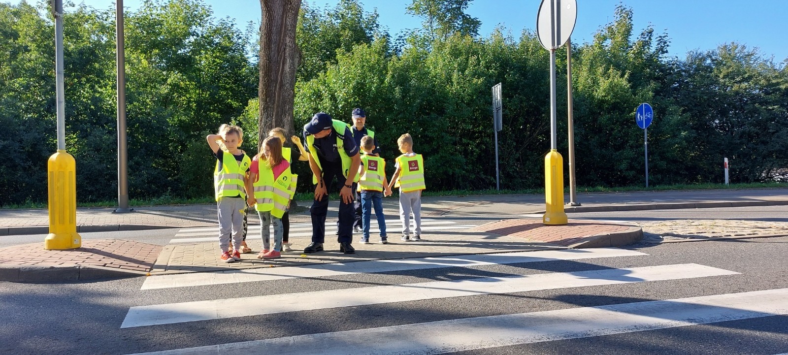 W czwartek 28 września uczniowie klas 1-3 gościli u siebie funkcjonariuszy policji. Podczas spotkania rozmawialiśmy na temat przepisów ruchu drogowego i konieczności ich przestrzegania, utrwalaliśmy znajomość wybranych znaków drogowych, a także ćwiczyliśmy właściwe przechodzenie przez jezdnię. Była to niezwykle cenna lekcja dla nas wszystkich.