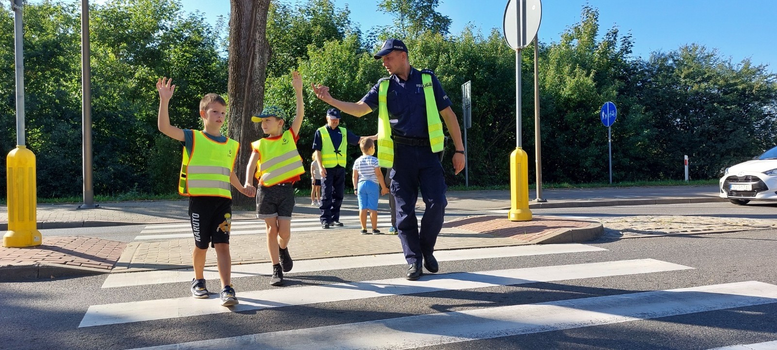 W czwartek 28 września uczniowie klas 1-3 gościli u siebie funkcjonariuszy policji. Podczas spotkania rozmawialiśmy na temat przepisów ruchu drogowego i konieczności ich przestrzegania, utrwalaliśmy znajomość wybranych znaków drogowych, a także ćwiczyliśmy właściwe przechodzenie przez jezdnię. Była to niezwykle cenna lekcja dla nas wszystkich.