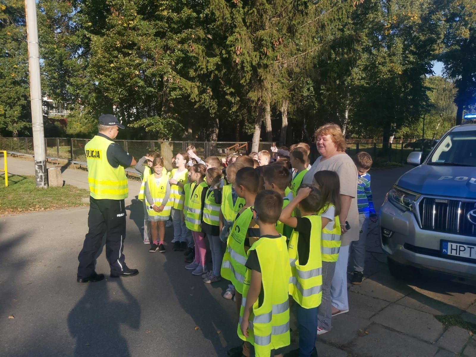 W czwartek 28 września uczniowie klas 1-3 gościli u siebie funkcjonariuszy policji. Podczas spotkania rozmawialiśmy na temat przepisów ruchu drogowego i konieczności ich przestrzegania, utrwalaliśmy znajomość wybranych znaków drogowych, a także ćwiczyliśmy właściwe przechodzenie przez jezdnię. Była to niezwykle cenna lekcja dla nas wszystkich.