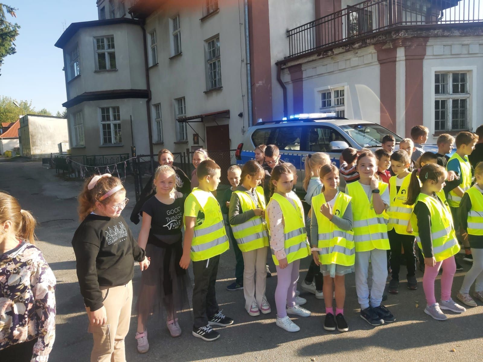 W czwartek 28 września uczniowie klas 1-3 gościli u siebie funkcjonariuszy policji. Podczas spotkania rozmawialiśmy na temat przepisów ruchu drogowego i konieczności ich przestrzegania, utrwalaliśmy znajomość wybranych znaków drogowych, a także ćwiczyliśmy właściwe przechodzenie przez jezdnię. Była to niezwykle cenna lekcja dla nas wszystkich.