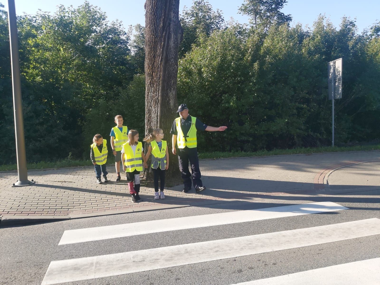 W czwartek 28 września uczniowie klas 1-3 gościli u siebie funkcjonariuszy policji. Podczas spotkania rozmawialiśmy na temat przepisów ruchu drogowego i konieczności ich przestrzegania, utrwalaliśmy znajomość wybranych znaków drogowych, a także ćwiczyliśmy właściwe przechodzenie przez jezdnię. Była to niezwykle cenna lekcja dla nas wszystkich.