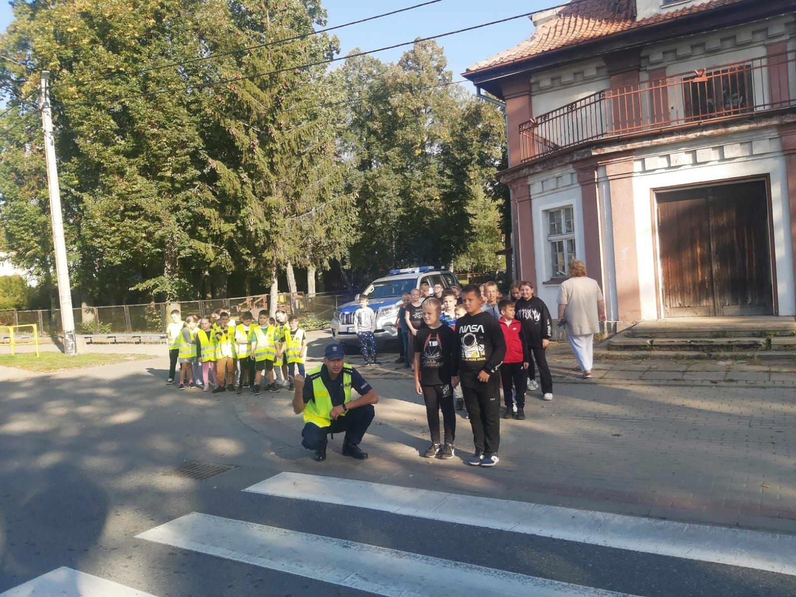 W czwartek 28 września uczniowie klas 1-3 gościli u siebie funkcjonariuszy policji. Podczas spotkania rozmawialiśmy na temat przepisów ruchu drogowego i konieczności ich przestrzegania, utrwalaliśmy znajomość wybranych znaków drogowych, a także ćwiczyliśmy właściwe przechodzenie przez jezdnię. Była to niezwykle cenna lekcja dla nas wszystkich.