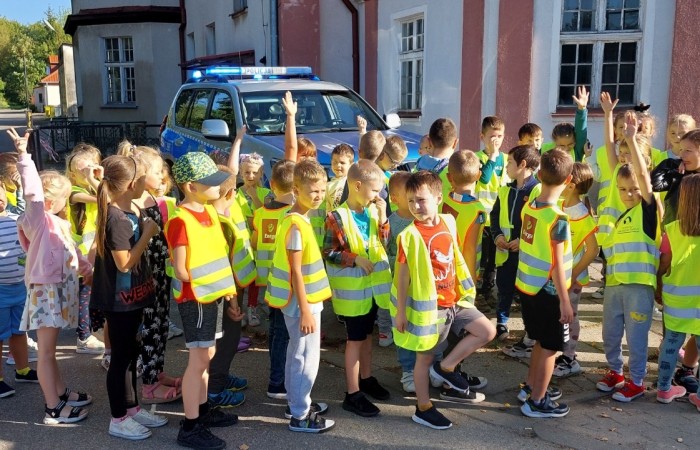W czwartek 28 września uczniowie klas 1-3 gościli u siebie funkcjonariuszy policji. Podczas spotkania rozmawialiśmy na temat przepisów ruchu drogowego i konieczności ich przestrzegania, utrwalaliśmy znajomość wybranych znaków drogowych, a także ćwiczyliśmy właściwe przechodzenie przez jezdnię. Była to niezwykle cenna lekcja dla nas wszystkich.