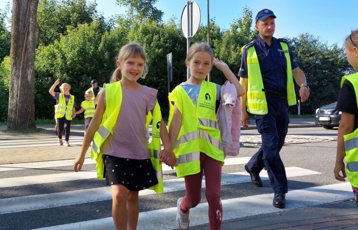 W czwartek 28 września uczniowie klas 1-3 gościli u siebie funkcjonariuszy policji. Podczas spotkania rozmawialiśmy na temat przepisów ruchu drogowego i konieczności ich przestrzegania, utrwalaliśmy znajomość wybranych znaków drogowych, a także ćwiczyliśmy właściwe przechodzenie przez jezdnię. Była to niezwykle cenna lekcja dla nas wszystkich.