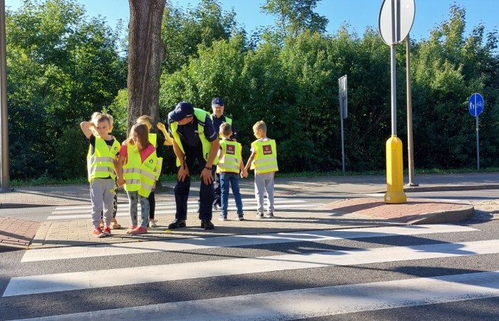 W czwartek 28 września uczniowie klas 1-3 gościli u siebie funkcjonariuszy policji. Podczas spotkania rozmawialiśmy na temat przepisów ruchu drogowego i konieczności ich przestrzegania, utrwalaliśmy znajomość wybranych znaków drogowych, a także ćwiczyliśmy właściwe przechodzenie przez jezdnię. Była to niezwykle cenna lekcja dla nas wszystkich.