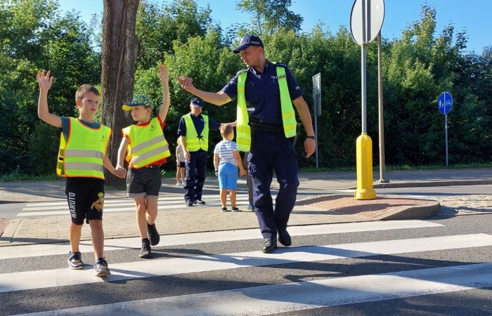 W czwartek 28 września uczniowie klas 1-3 gościli u siebie funkcjonariuszy policji. Podczas spotkania rozmawialiśmy na temat przepisów ruchu drogowego i konieczności ich przestrzegania, utrwalaliśmy znajomość wybranych znaków drogowych, a także ćwiczyliśmy właściwe przechodzenie przez jezdnię. Była to niezwykle cenna lekcja dla nas wszystkich.