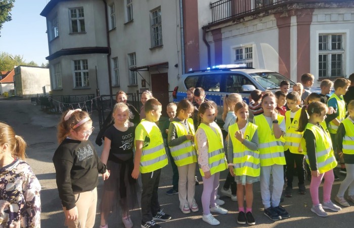 W czwartek 28 września uczniowie klas 1-3 gościli u siebie funkcjonariuszy policji. Podczas spotkania rozmawialiśmy na temat przepisów ruchu drogowego i konieczności ich przestrzegania, utrwalaliśmy znajomość wybranych znaków drogowych, a także ćwiczyliśmy właściwe przechodzenie przez jezdnię. Była to niezwykle cenna lekcja dla nas wszystkich.