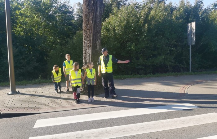 W czwartek 28 września uczniowie klas 1-3 gościli u siebie funkcjonariuszy policji. Podczas spotkania rozmawialiśmy na temat przepisów ruchu drogowego i konieczności ich przestrzegania, utrwalaliśmy znajomość wybranych znaków drogowych, a także ćwiczyliśmy właściwe przechodzenie przez jezdnię. Była to niezwykle cenna lekcja dla nas wszystkich.