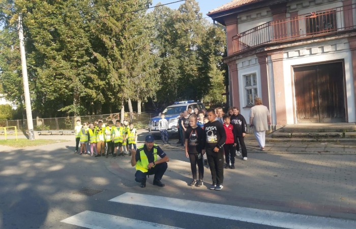 W czwartek 28 września uczniowie klas 1-3 gościli u siebie funkcjonariuszy policji. Podczas spotkania rozmawialiśmy na temat przepisów ruchu drogowego i konieczności ich przestrzegania, utrwalaliśmy znajomość wybranych znaków drogowych, a także ćwiczyliśmy właściwe przechodzenie przez jezdnię. Była to niezwykle cenna lekcja dla nas wszystkich.