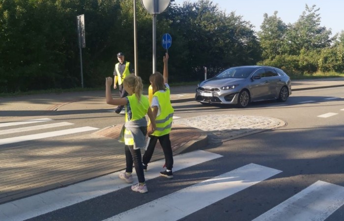 W czwartek 28 września uczniowie klas 1-3 gościli u siebie funkcjonariuszy policji. Podczas spotkania rozmawialiśmy na temat przepisów ruchu drogowego i konieczności ich przestrzegania, utrwalaliśmy znajomość wybranych znaków drogowych, a także ćwiczyliśmy właściwe przechodzenie przez jezdnię. Była to niezwykle cenna lekcja dla nas wszystkich.