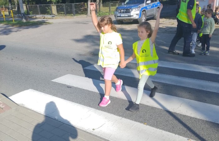 W czwartek 28 września uczniowie klas 1-3 gościli u siebie funkcjonariuszy policji. Podczas spotkania rozmawialiśmy na temat przepisów ruchu drogowego i konieczności ich przestrzegania, utrwalaliśmy znajomość wybranych znaków drogowych, a także ćwiczyliśmy właściwe przechodzenie przez jezdnię. Była to niezwykle cenna lekcja dla nas wszystkich.