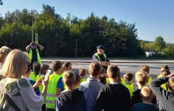 W czwartek 28 września uczniowie klas 1-3 gościli u siebie funkcjonariuszy policji. Podczas spotkania rozmawialiśmy na temat przepisów ruchu drogowego i konieczności ich przestrzegania, utrwalaliśmy znajomość wybranych znaków drogowych, a także ćwiczyliśmy właściwe przechodzenie przez jezdnię. Była to niezwykle cenna lekcja dla nas wszystkich.