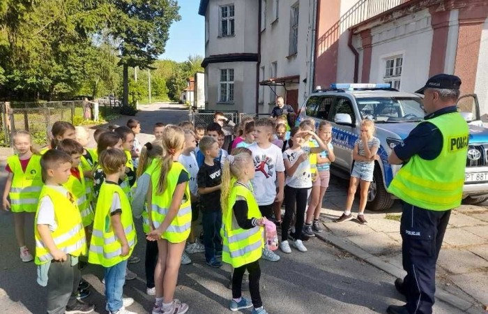 W czwartek 28 września uczniowie klas 1-3 gościli u siebie funkcjonariuszy policji. Podczas spotkania rozmawialiśmy na temat przepisów ruchu drogowego i konieczności ich przestrzegania, utrwalaliśmy znajomość wybranych znaków drogowych, a także ćwiczyliśmy właściwe przechodzenie przez jezdnię. Była to niezwykle cenna lekcja dla nas wszystkich.