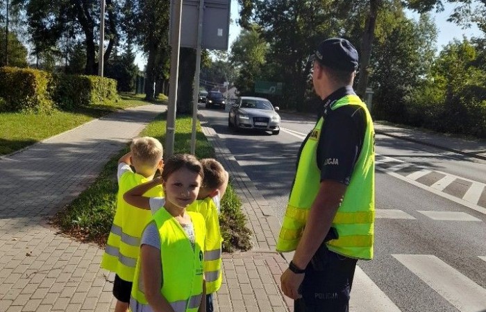 W czwartek 28 września uczniowie klas 1-3 gościli u siebie funkcjonariuszy policji. Podczas spotkania rozmawialiśmy na temat przepisów ruchu drogowego i konieczności ich przestrzegania, utrwalaliśmy znajomość wybranych znaków drogowych, a także ćwiczyliśmy właściwe przechodzenie przez jezdnię. Była to niezwykle cenna lekcja dla nas wszystkich.