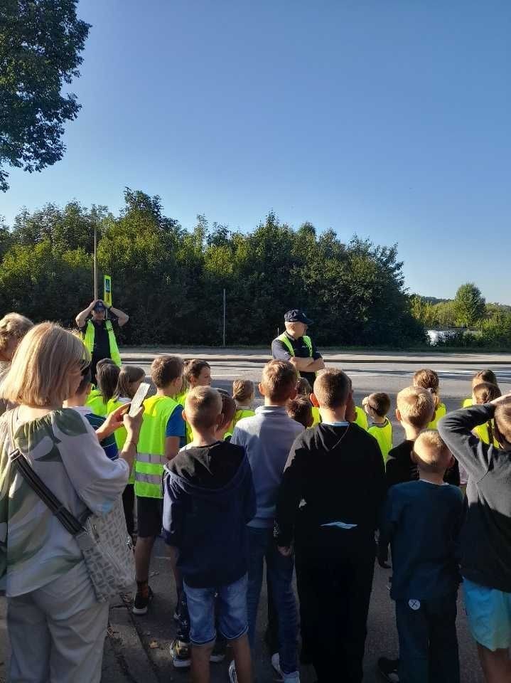 W czwartek 28 września uczniowie klas 1-3 gościli u siebie funkcjonariuszy policji. Podczas spotkania rozmawialiśmy na temat przepisów ruchu drogowego i konieczności ich przestrzegania, utrwalaliśmy znajomość wybranych znaków drogowych, a także ćwiczyliśmy właściwe przechodzenie przez jezdnię. Była to niezwykle cenna lekcja dla nas wszystkich.