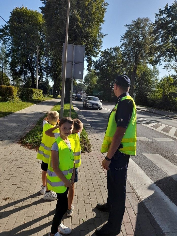 W czwartek 28 września uczniowie klas 1-3 gościli u siebie funkcjonariuszy policji. Podczas spotkania rozmawialiśmy na temat przepisów ruchu drogowego i konieczności ich przestrzegania, utrwalaliśmy znajomość wybranych znaków drogowych, a także ćwiczyliśmy właściwe przechodzenie przez jezdnię. Była to niezwykle cenna lekcja dla nas wszystkich.