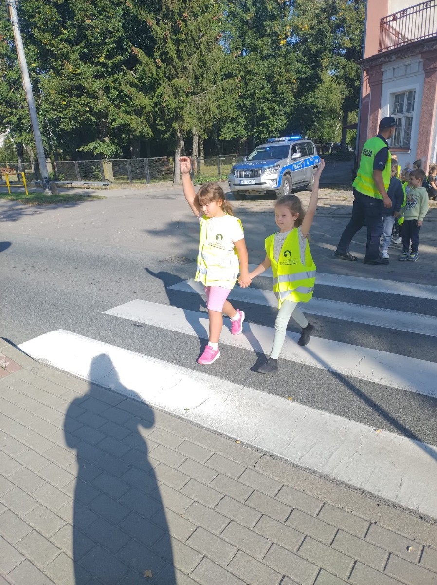 W czwartek 28 września uczniowie klas 1-3 gościli u siebie funkcjonariuszy policji. Podczas spotkania rozmawialiśmy na temat przepisów ruchu drogowego i konieczności ich przestrzegania, utrwalaliśmy znajomość wybranych znaków drogowych, a także ćwiczyliśmy właściwe przechodzenie przez jezdnię. Była to niezwykle cenna lekcja dla nas wszystkich.