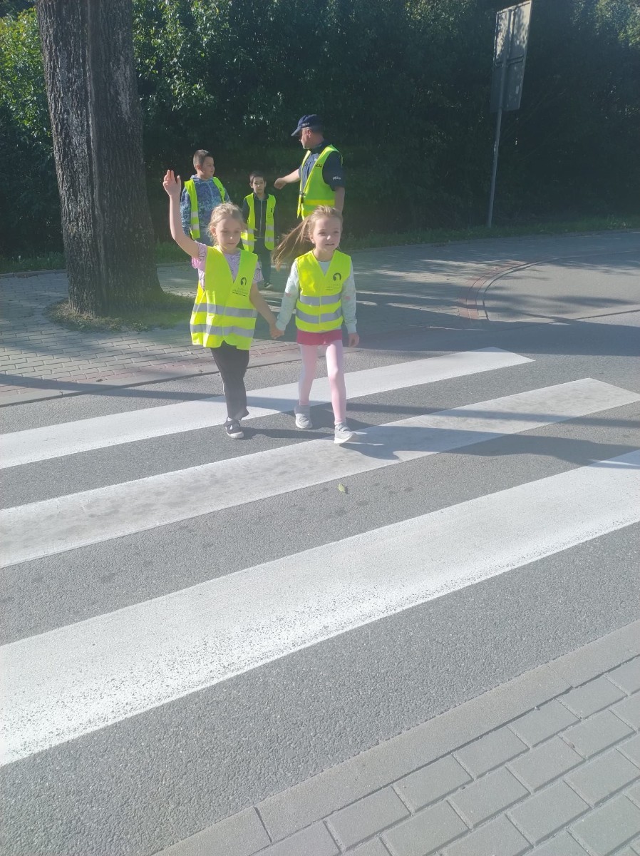 W czwartek 28 września uczniowie klas 1-3 gościli u siebie funkcjonariuszy policji. Podczas spotkania rozmawialiśmy na temat przepisów ruchu drogowego i konieczności ich przestrzegania, utrwalaliśmy znajomość wybranych znaków drogowych, a także ćwiczyliśmy właściwe przechodzenie przez jezdnię. Była to niezwykle cenna lekcja dla nas wszystkich.