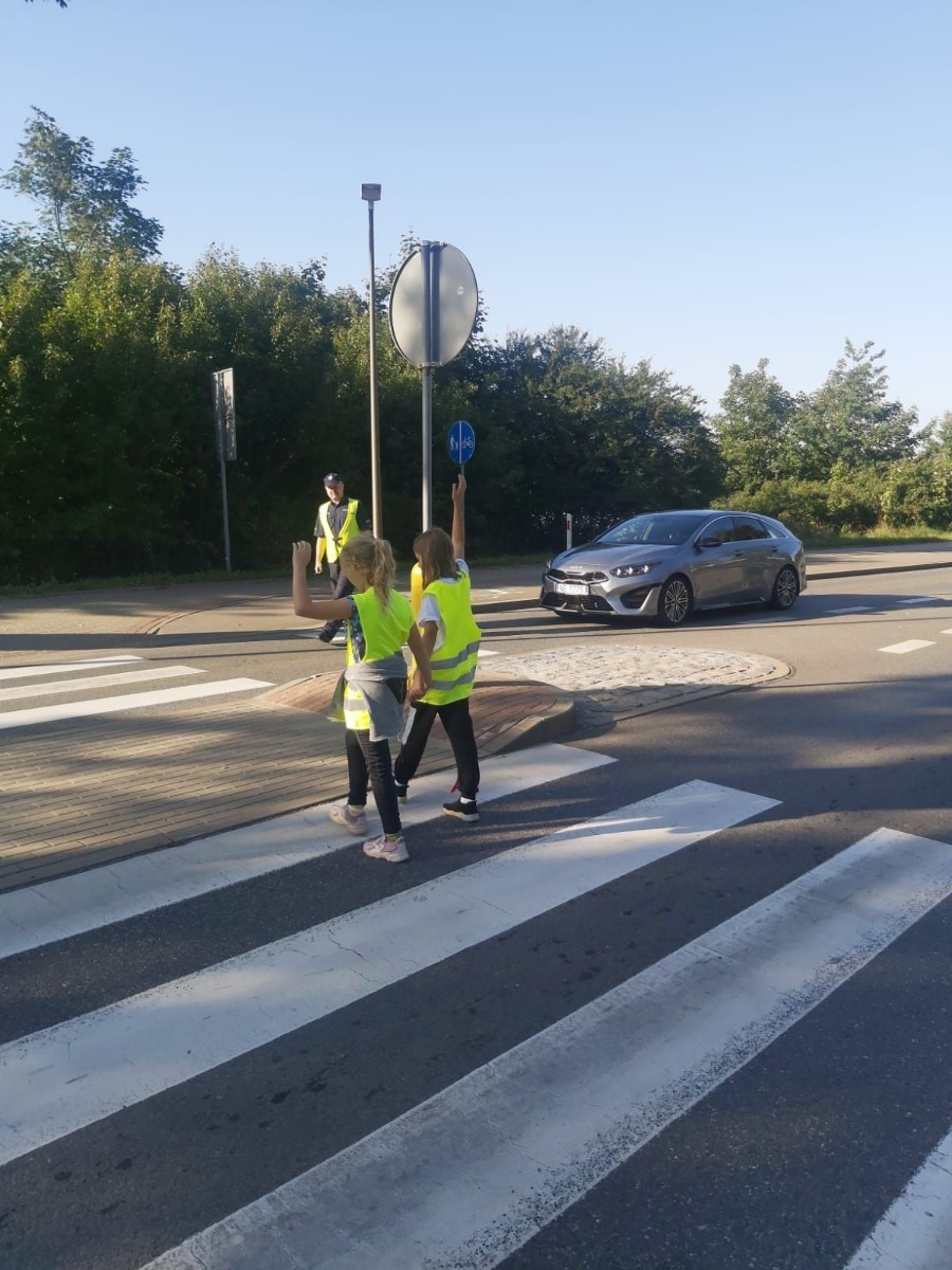 W czwartek 28 września uczniowie klas 1-3 gościli u siebie funkcjonariuszy policji. Podczas spotkania rozmawialiśmy na temat przepisów ruchu drogowego i konieczności ich przestrzegania, utrwalaliśmy znajomość wybranych znaków drogowych, a także ćwiczyliśmy właściwe przechodzenie przez jezdnię. Była to niezwykle cenna lekcja dla nas wszystkich.