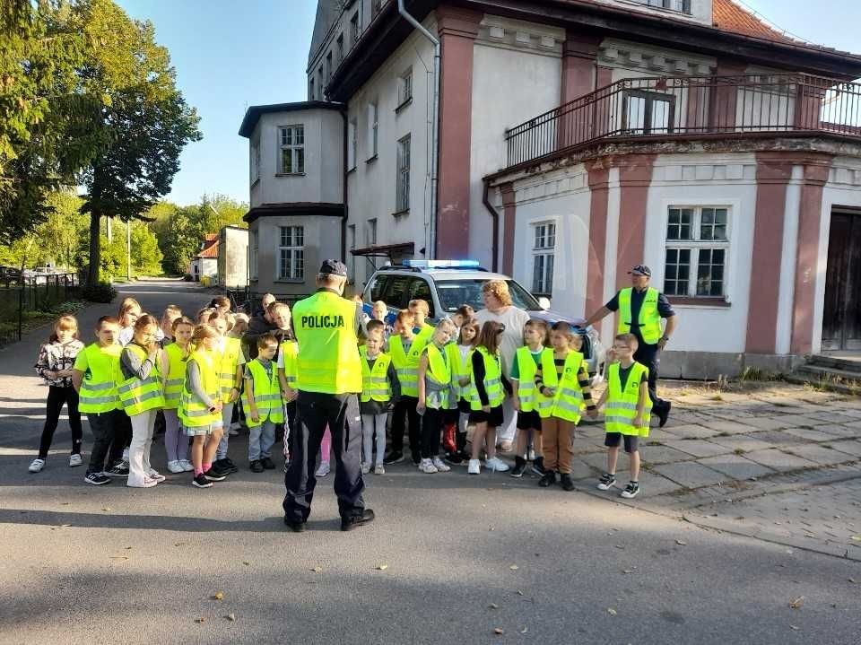 W czwartek 28 września uczniowie klas 1-3 gościli u siebie funkcjonariuszy policji. Podczas spotkania rozmawialiśmy na temat przepisów ruchu drogowego i konieczności ich przestrzegania, utrwalaliśmy znajomość wybranych znaków drogowych, a także ćwiczyliśmy właściwe przechodzenie przez jezdnię. Była to niezwykle cenna lekcja dla nas wszystkich.