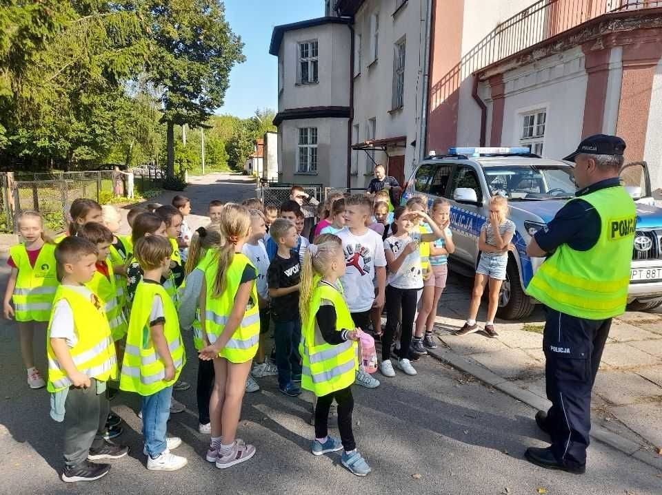 W czwartek 28 września uczniowie klas 1-3 gościli u siebie funkcjonariuszy policji. Podczas spotkania rozmawialiśmy na temat przepisów ruchu drogowego i konieczności ich przestrzegania, utrwalaliśmy znajomość wybranych znaków drogowych, a także ćwiczyliśmy właściwe przechodzenie przez jezdnię. Była to niezwykle cenna lekcja dla nas wszystkich.