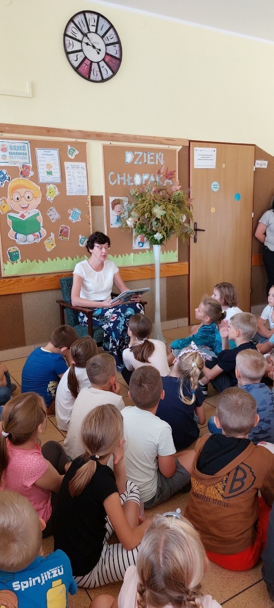 Nikomu chyba nie trzeba tłumaczyć jak ważne dla rozwoju dziecka jest czytanie. Doczekało się ono nawet swojego święta. Zaglądając do kalendarza możemy zobaczyć, że 29 września obchodzimy Ogólnopolski Dzień Głośnego Czytania. Data nie jest przypadkowa, ponieważ tego dnia urodziła się autorka książek dla dzieci i młodzieży- Janina Porazińska. My celebrowaliśmy ten wyjątkowy dzień z Panią Wicedyrektor Anettą Daszkowską, która zabrała nas w podróż w towarzystwie Bratka. Nasi uczniowie słuchali jego przygód z zaciekawieniem, odpowiadali nawet na pytania do wysłuchanego tekstu. Udało im się całkiem sporo zapamiętać. 
Dziękujemy Pani Wicedyrektor za poświęcony czas.
Zachęcamy rodziców młodszych uczniów do codziennego, wspólnego, głośnego czytania, a tych nieco starszych uczniów zapraszamy do częstego odwiedzania naszej szkolnej biblioteki. 