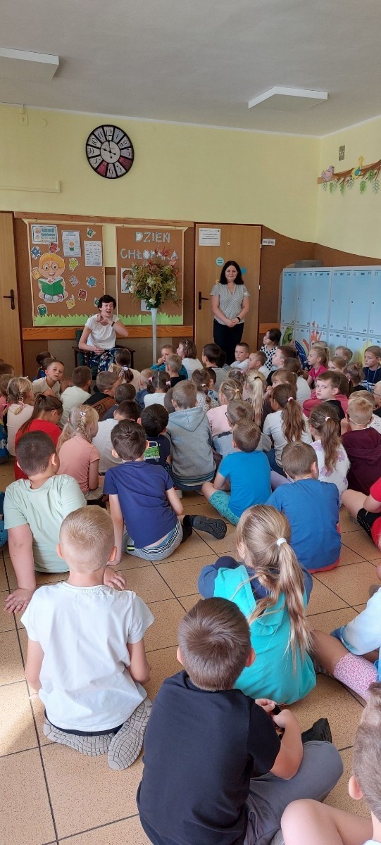 Nikomu chyba nie trzeba tłumaczyć jak ważne dla rozwoju dziecka jest czytanie. Doczekało się ono nawet swojego święta. Zaglądając do kalendarza możemy zobaczyć, że 29 września obchodzimy Ogólnopolski Dzień Głośnego Czytania. Data nie jest przypadkowa, ponieważ tego dnia urodziła się autorka książek dla dzieci i młodzieży- Janina Porazińska. My celebrowaliśmy ten wyjątkowy dzień z Panią Wicedyrektor Anettą Daszkowską, która zabrała nas w podróż w towarzystwie Bratka. Nasi uczniowie słuchali jego przygód z zaciekawieniem, odpowiadali nawet na pytania do wysłuchanego tekstu. Udało im się całkiem sporo zapamiętać. 
Dziękujemy Pani Wicedyrektor za poświęcony czas.
Zachęcamy rodziców młodszych uczniów do codziennego, wspólnego, głośnego czytania, a tych nieco starszych uczniów zapraszamy do częstego odwiedzania naszej szkolnej biblioteki. 