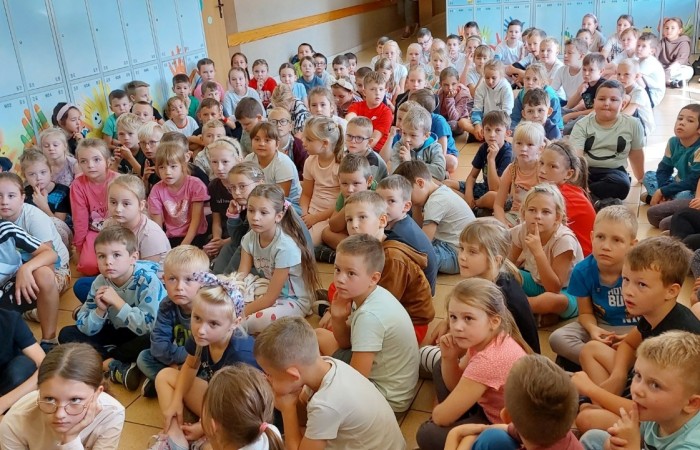 Nikomu chyba nie trzeba tłumaczyć jak ważne dla rozwoju dziecka jest czytanie. Doczekało się ono nawet swojego święta. Zaglądając do kalendarza możemy zobaczyć, że 29 września obchodzimy Ogólnopolski Dzień Głośnego Czytania. Data nie jest przypadkowa, ponieważ tego dnia urodziła się autorka książek dla dzieci i młodzieży- Janina Porazińska. My celebrowaliśmy ten wyjątkowy dzień z Panią Wicedyrektor Anettą Daszkowską, która zabrała nas w podróż w towarzystwie Bratka. Nasi uczniowie słuchali jego przygód z zaciekawieniem, odpowiadali nawet na pytania do wysłuchanego tekstu. Udało im się całkiem sporo zapamiętać. 
Dziękujemy Pani Wicedyrektor za poświęcony czas.
Zachęcamy rodziców młodszych uczniów do codziennego, wspólnego, głośnego czytania, a tych nieco starszych uczniów zapraszamy do częstego odwiedzania naszej szkolnej biblioteki. 