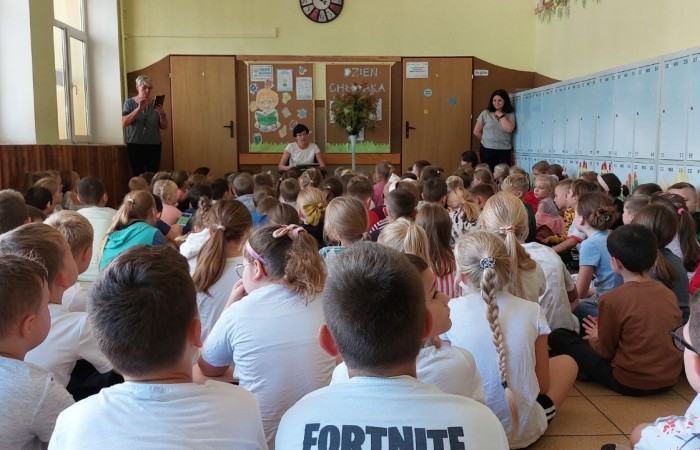 Nikomu chyba nie trzeba tłumaczyć jak ważne dla rozwoju dziecka jest czytanie. Doczekało się ono nawet swojego święta. Zaglądając do kalendarza możemy zobaczyć, że 29 września obchodzimy Ogólnopolski Dzień Głośnego Czytania. Data nie jest przypadkowa, ponieważ tego dnia urodziła się autorka książek dla dzieci i młodzieży- Janina Porazińska. My celebrowaliśmy ten wyjątkowy dzień z Panią Wicedyrektor Anettą Daszkowską, która zabrała nas w podróż w towarzystwie Bratka. Nasi uczniowie słuchali jego przygód z zaciekawieniem, odpowiadali nawet na pytania do wysłuchanego tekstu. Udało im się całkiem sporo zapamiętać. 
Dziękujemy Pani Wicedyrektor za poświęcony czas.
Zachęcamy rodziców młodszych uczniów do codziennego, wspólnego, głośnego czytania, a tych nieco starszych uczniów zapraszamy do częstego odwiedzania naszej szkolnej biblioteki. 