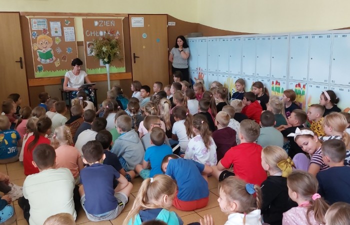 Nikomu chyba nie trzeba tłumaczyć jak ważne dla rozwoju dziecka jest czytanie. Doczekało się ono nawet swojego święta. Zaglądając do kalendarza możemy zobaczyć, że 29 września obchodzimy Ogólnopolski Dzień Głośnego Czytania. Data nie jest przypadkowa, ponieważ tego dnia urodziła się autorka książek dla dzieci i młodzieży- Janina Porazińska. My celebrowaliśmy ten wyjątkowy dzień z Panią Wicedyrektor Anettą Daszkowską, która zabrała nas w podróż w towarzystwie Bratka. Nasi uczniowie słuchali jego przygód z zaciekawieniem, odpowiadali nawet na pytania do wysłuchanego tekstu. Udało im się całkiem sporo zapamiętać. 
Dziękujemy Pani Wicedyrektor za poświęcony czas.
Zachęcamy rodziców młodszych uczniów do codziennego, wspólnego, głośnego czytania, a tych nieco starszych uczniów zapraszamy do częstego odwiedzania naszej szkolnej biblioteki. 
